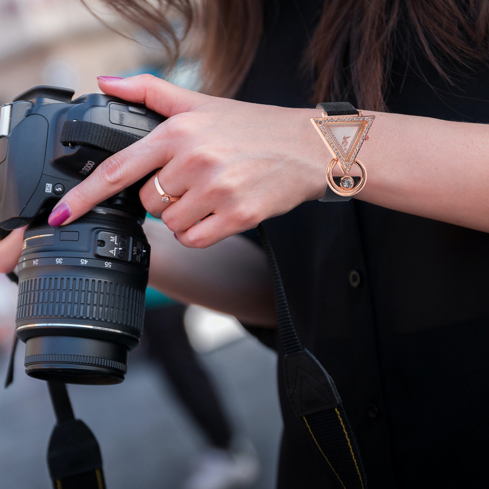 Luxury Watch Gold And Black - นาฬิกาข้อมือผู้หญิง ควอตซ์ ดีไซน์หรูหรา ของขวัญแฟชั่นสำหรับฮาโลวีนและคริสต์มาส หน้าปัดสีดำ นาฬิกาแฟชั่นสำหรับสุภาพสตรี