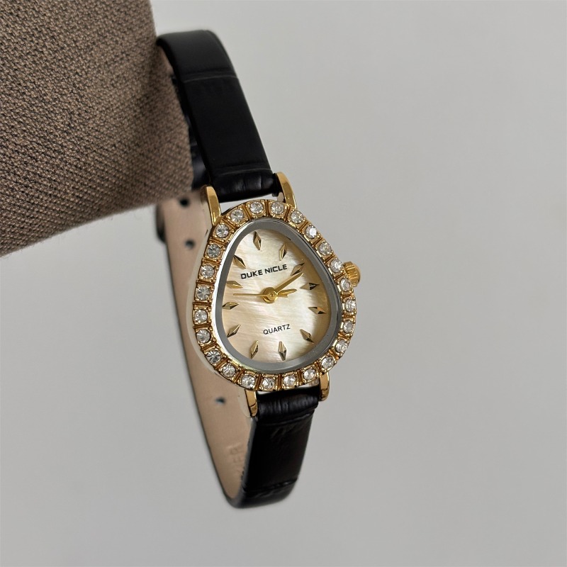 Luxury Watch Gold And Black - นาฬิกาควอทซ์ผู้หญิงสุดหรู หน้าปัดรูปไข่สีทอง หน้าปัดละเอียดอ่อน สายหนังวินเทจสีดำ นาฬิกาแฟชั่นผู้หญิงที่สง่างาม