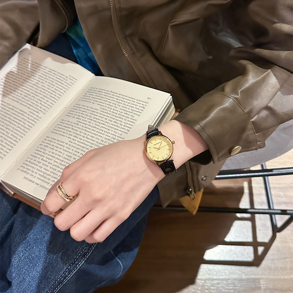 นาฬิกาควอทซ์สายหนังสีดำและสีทอ - Luxury Watch Gold And Black บทวิจารณ์และราคา