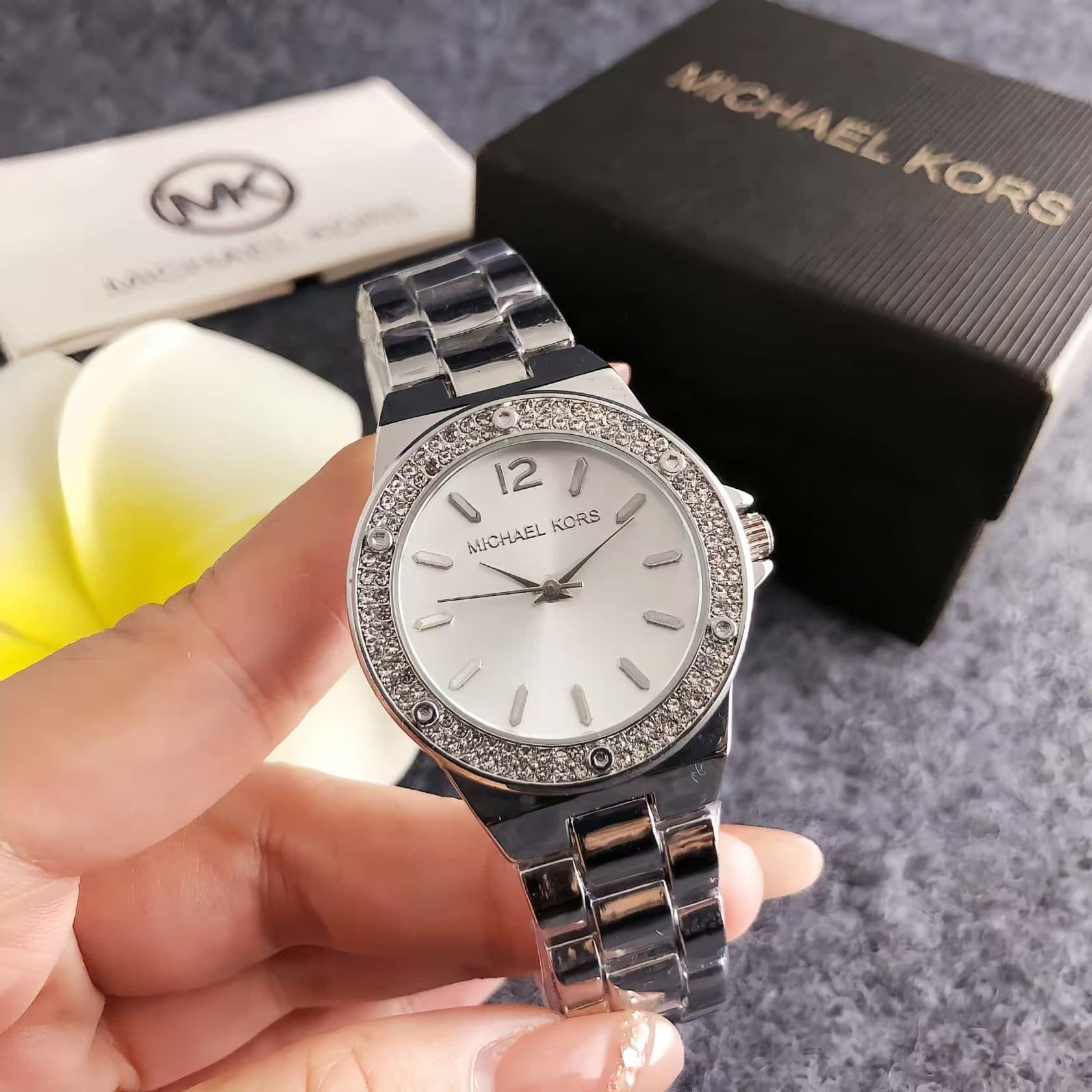 นาฬิกาแฟชั่นหรูหราสำหรับผู้หญิ - Luxury Watch Photography บทวิจารณ์และราคา