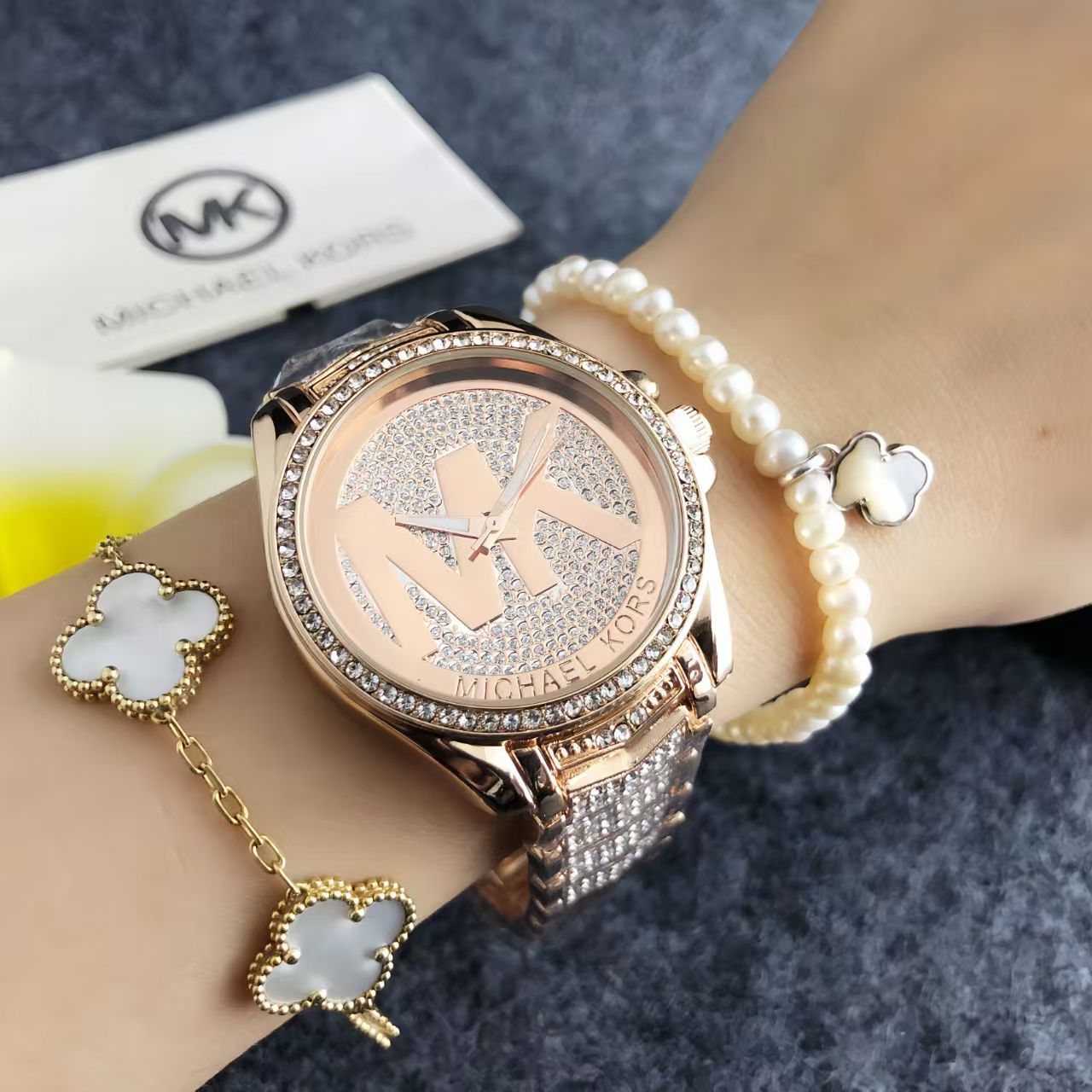 Michael Kors นาฬิกาข้อมือและกร - Luxury Watch Photography บทวิจารณ์และราคา