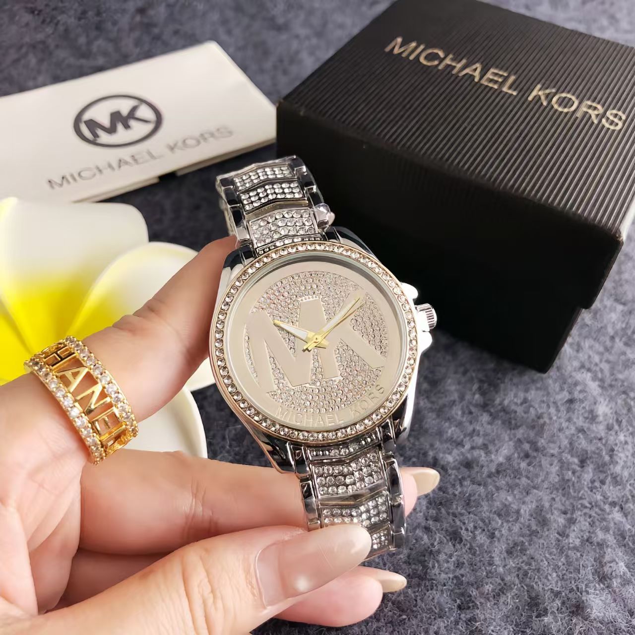 Michael Kors นาฬิกาข้อมือและกร - Luxury Watch Photography บทวิจารณ์และราคา
