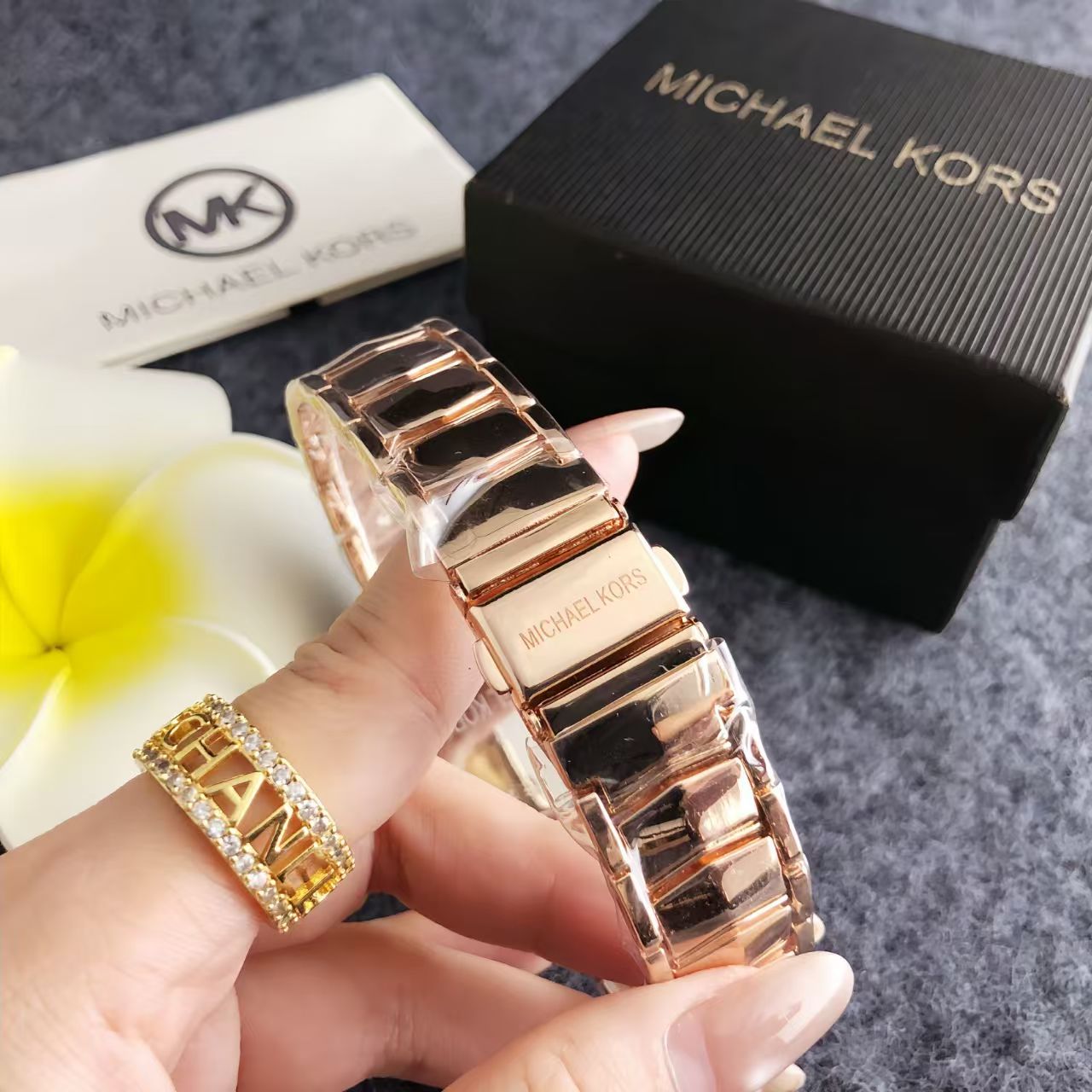 Michael Kors นาฬิกาข้อมือและกร - Luxury Watch Photography บทวิจารณ์และราคา
